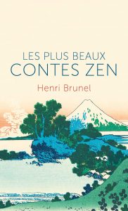 Photo : "Le voyage (conte d'origine tibétaine)
Deux moines sont en voyage. Depuis trois jours, ils n'ont rencontré qu'une vieille femme sur le seuil de sa cabane. Elle leur a offert un peu d'orge grillée, liée avec du thé et du beurre rance. Cette maigre tsampa - plat traditionnel tibétain - qui date de la veille est déjà descendue dans leurs talons. Ils ont faim, ils ont froid. Soudain, la pluie se met à tomber. Le plus jeune des moines se protège de son mieux avec un pan de sa robe. Le plus âgé marche devant en silence. La nuit descend, à l'horizon nul abri, ni temple, ni ermitage, pas la plus modeste cabane. Le sentier qu'ils suivent se perd au loin dans la montagne. Le jeune novice n'en pleut plus. Il ignore le but de cet interminable voyage. "Le temple zen ne doit pas être éloigné, se dit-il, il me semble que nous approchons de Kamakura, mais est-ce bien notre destination ?" Rompant les consignes strictes de silence, il ose interroger son supérieur, qui marche d'un pas égal :
"Maître, où allons-nous ?
- Nous y sommes, répond le maître.
- Vous voulez dire que l'étape est proche ? insiste le jeune moine.
- Ici, maintenant. Nous y sommes."
Le novice effaré regarde le sentier pierreux, qui s'enfonce dans la brume. Au loin, les cimes redoutables se perdent déjà dans la nuit. Il a peur, il a froid, il a faim. Et brusquement, en un éclair, il comprend. Il se souvient des paroles que l'on a souvent répétées au monastère : "Le Zen est un chemin qui va...". Dans chaque pas sur ce chemin, l'éternité est enclose. Dans le présent se nichent la vie, l'oasis, l'infini. Je goûte le présent, le passé s'est enfui, le futur est un rêve, le présent seul est. "Quand vous vous éveillez à la vérité, dit un ancien poème, votre esprit devient brillant et lumineux, comme un rayon de lune."
Le novice se murmurant ces choses allait en paix.
Extrait de "Les plus beaux contes zen" Henri Brunel - -Éditions Point