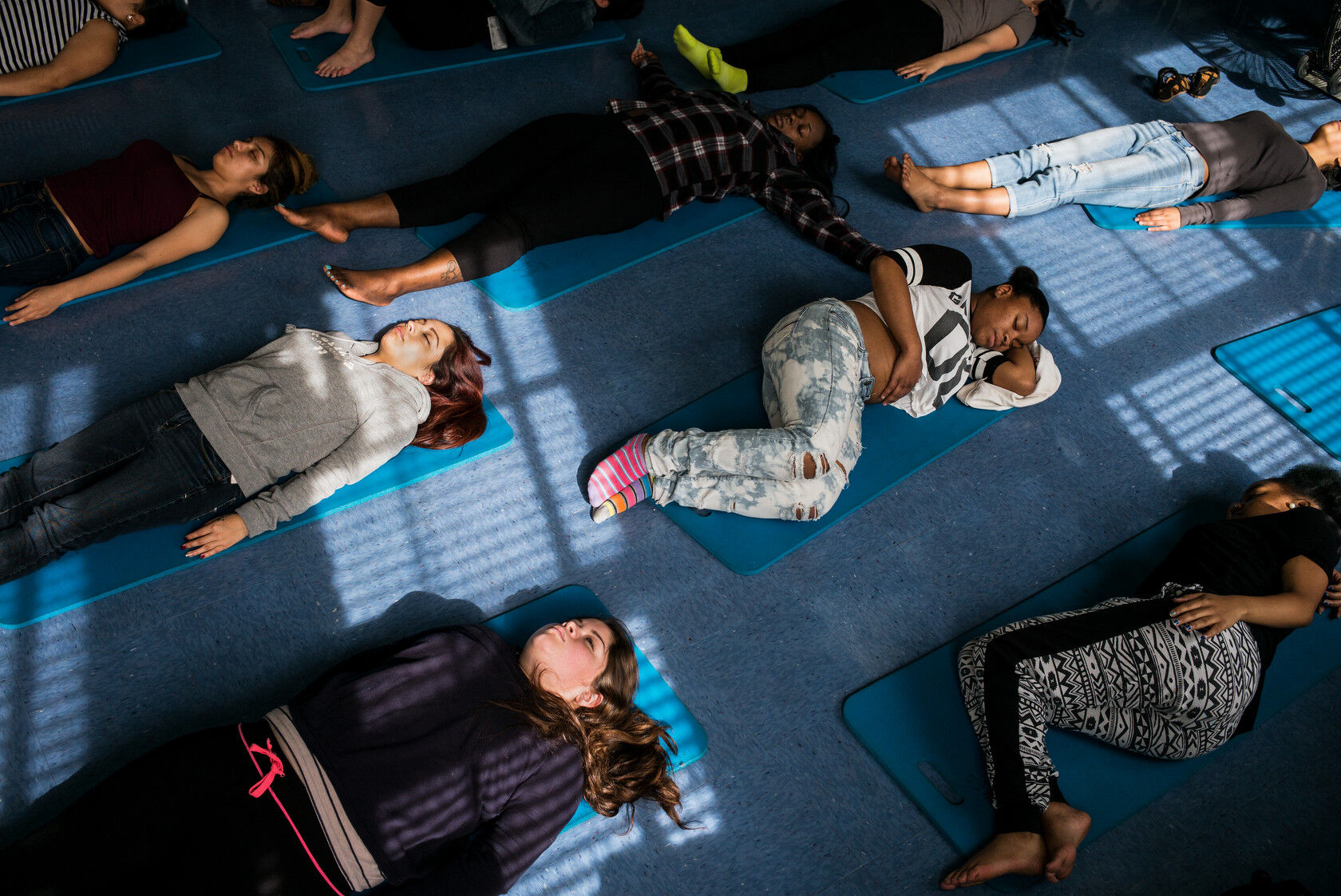  &laquo;Je travaillais comme skipper professionnel dans les montagnes du Colorado, et je suis all&eacute; en cours de yoga&nbsp;parce qu'un ami m'y a encourag&eacute;. Cette pratique m'a aid&eacute; &agrave; me sentir &eacute;quilibr&eacute; et &agrave; ralentir un peu mon rythme de vie. Avec la pratique, le yoga a commenc&eacute; &agrave; m'ouvrir &agrave; mon vrai potentiel. Les id&eacute;es venaient, et avec elles&nbsp;beaucoup de joie. Mon syst&egrave;me nerveux &eacute;tait re-c&acirc;bl&eacute;. Au d&eacute;but, je prenais des cours dans la tradition Iyengar avec une merveilleuse enseignante, Brenda Flemming, &agrave; Gunnison. Tout a commenc&eacute; &agrave; changer, &agrave; l'int&eacute;rieur comme &agrave; l'ext&eacute;rieur de moi. On voit sur cette image des &eacute;tudiantes allong&eacute;s en position Shavasana, la &laquo;posture du cadavre&raquo;, pendant le cours hebdomadaire de yoga pour adolescentes enceintes de la Thomas Riley High School de Watts, en Californie. Le programme est dirig&eacute; par Krishna Kaur; son organisation, Yoga for Youth, apporte le yoga et&nbsp;la m&eacute;ditation dans les &eacute;coles et les centres de d&eacute;tention pour jeunes.&raquo; 
