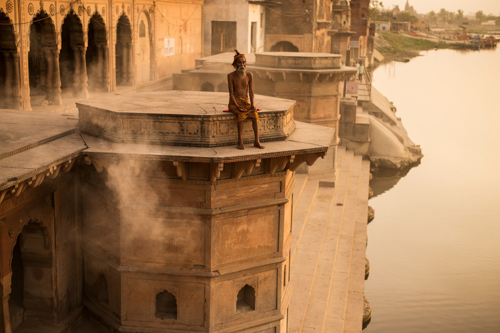 &laquo;Instant de m&eacute;ditation sur la rivi&egrave;re Yamuna &agrave; Keshi Ghat, dans la ville de Vrindavan. On pense que Krishna s'est baign&eacute; ici apr&egrave;s avoir tu&eacute; le d&eacute;mon Keshi, qui symbolise la fiert&eacute; dans ses pratiques d&eacute;votionnelles, la vanit&eacute; et l'ego. Les bhakti yogis limitent de tels penchants en chantant et en en vivant humblement.&raquo; 