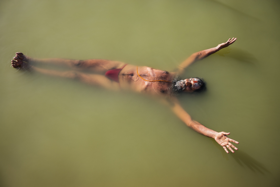  &laquo;J'ai pass&eacute; beaucoup de temps &agrave; photographier en Inde, lors de trois voyages diff&eacute;rents, puisque c'est l&agrave; que le yoga a &eacute;merg&eacute;. J'ai aussi travaill&eacute; en Chine, au Mexique et partout aux &Eacute;tats-Unis. Alors que la forme et le contexte du yoga peuvent varier &ndash;des sikhs portant le turban de la tradition kundalini&nbsp;aux&nbsp;chanteurs bhakti yoga du Mouvement pour la Conscience de Krishna, en passant par les yogis urbains v&ecirc;tus de spandex qui transpirent dans le studio, toutes les pratiques m&egrave;nent &agrave; une plus grande conscience, &agrave; un esprit apais&eacute;, &agrave; un corps sain et &agrave; un c&oelig;ur compatissant. Sur cette photo, on voit un sadhu&nbsp;pratiquer le Plavini Pranayama en flottant sur la rivi&egrave;re Shipra pendant le p&eacute;lerinage Kumbh Mela &agrave; Ujjain, en Inde. Dans cet exercice de respiration, le sang circule rapidement dans le corps, &eacute;liminant les impuret&eacute;s et les toxines accumul&eacute;es. On dit que les yogis qui ma&icirc;trisent ce pranayama peuvent rester en vie pendant des jours sans nourriture.&raquo; 
