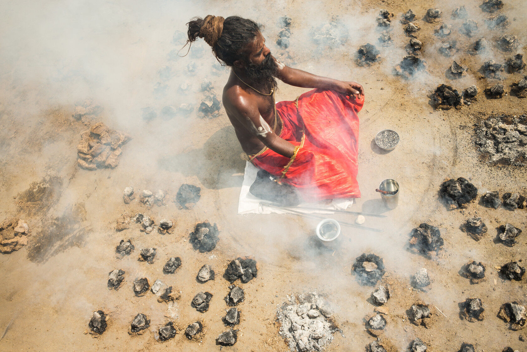  &laquo;Il est important de noter que ce travail, Serpent in the Wilderness, ne donne aucunement une image compl&egrave;te du yoga sous toutes ses formes. Ces images repr&eacute;sentent ma propre promenade &agrave; travers le yoga. Il s'agit d'une exploration, dans son sens le plus vrai. Certaines exp&eacute;riences avec des gourous, des saints et des ma&icirc;tres conduisent &agrave; d'autres. L'intuition et le fait de rester ouvert sont une cl&eacute;. Dans mon esprit, ce travail est une co-cr&eacute;ation. Je vise &agrave; transmettre l'exp&eacute;rience int&eacute;rieure de ce qui se passe devant moi, en utilisant une cam&eacute;ra et un objectif &ndash;ce qui est un d&eacute;fi. Sur cette photo, un yogi accomplit des tapas&nbsp;[un terme sanskrit que l'on peut&nbsp;traduire par&nbsp;&laquo;asc&egrave;se&raquo; ou &laquo;aust&eacute;rit&eacute;s&raquo;, ndlr]: il se sacrifie symboliquement au feu en m&eacute;ditant, pendant le p&eacute;lerinage Kumbh Mela &agrave; Ujjain, en Inde. L'intensit&eacute; de la chaleur d&eacute;veloppe l'endurance et la r&eacute;sistance du corps, et aide &agrave; attirer la conscience vers l'int&eacute;rieur. Les sens deviennent extr&ecirc;mement sensibles; tout le corps devient comme une antenne.&raquo; 