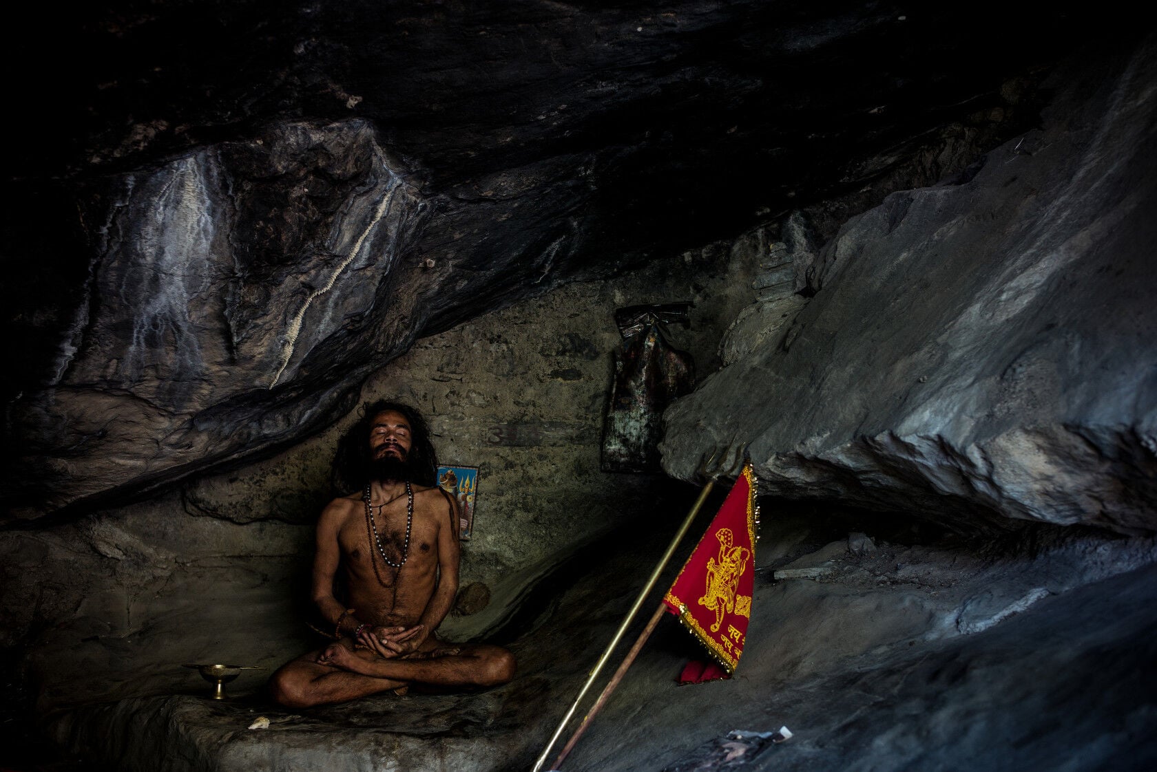 &laquo;Bhandari Baba, un yogi silencieux depuis plus de dix&nbsp;ans, m&eacute;dite dans sa grotte des contreforts de Rishikesh, en Inde. Bhandari mange des plantes qu'il trouve dans la for&ecirc;t ou des aliments que les visiteurs lui apportent. Il communique principalement par des gestes de la main. Pendant des mill&eacute;naires, les sages et les saints sont venus dans la r&eacute;gion pour la m&eacute;ditation et la r&eacute;alisation de soi. L'observation du silence, ou &laquo;mauna&raquo;, permet &agrave; l'esprit de s'installer et la conscience de se tourner vers l'int&eacute;rieur.&raquo; 