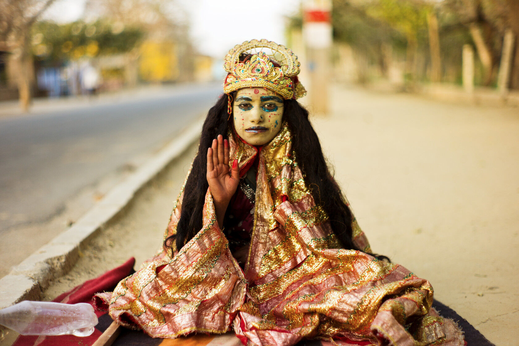  &laquo;J&rsquo;ai travaill&eacute; dans des endroits historiquement pertinents pour comprendre le pass&eacute; du yoga, ainsi que dans d'autres qui incarnent son pr&eacute;sent vivant. Le yoga est une r&eacute;alit&eacute; et ses adeptes du monde entier forment une communaut&eacute;, qui se d&eacute;veloppe. Quand j'ai commenc&eacute; mon travail en 2012, il y avait un peu plus de vingt&nbsp;millions de personnes aux &Eacute;tats-Unis qui le pratiquaient; &agrave; la fin de mon&nbsp;travail, ce nombre s'&eacute;levait &agrave; trente-six millions.&nbsp;Ici, un jeune passionn&eacute; b&eacute;nit les p&egrave;lerins le long de la route du parikrama, o&ugrave; Krishna aurait pass&eacute; une grande partie de sa jeunesse. Selon le 10e chant de Srimad Bhagavatam&nbsp;[un texte religieux sanskrit, ndlr], apr&egrave;s que Krishna a prot&eacute;g&eacute; les habitants de Vraj (Vrindavan) de la col&egrave;re du&nbsp;roi des dieux&nbsp;Indra, il leur a conseill&eacute; d'adorer la colline sacr&eacute;e &agrave; travers les rituels de&nbsp;puja et de&nbsp;parikrama.&raquo; 