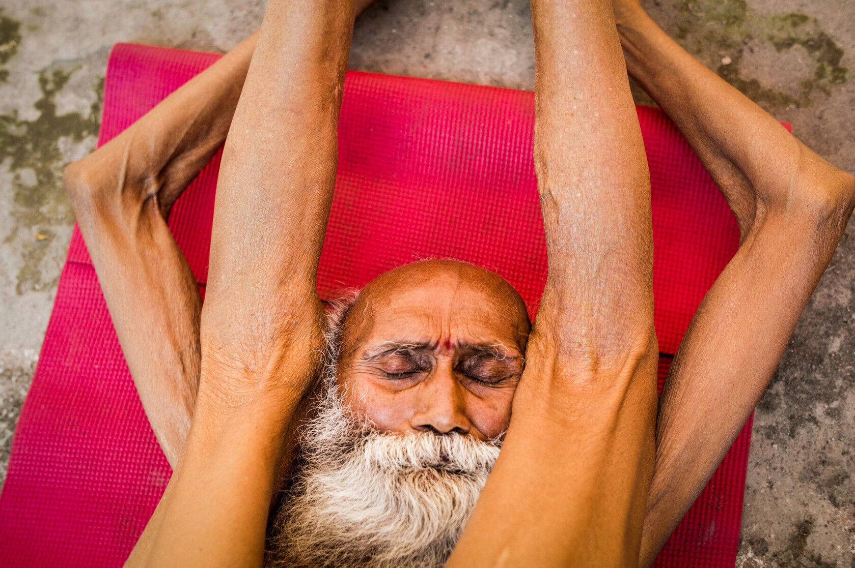&laquo;Swami Yogananda, 104 ans, en position Supta Padangusthasana pendant le Festival international de yoga &agrave; l'ashram de Parmarth Niketan &agrave; Rishikesh, au nord de l'Inde. Il affirmait que le secret de la long&eacute;vit&eacute; est le je&ucirc;ne. Yogananda est d&eacute;c&eacute;d&eacute; en janvier 2015.&raquo; 