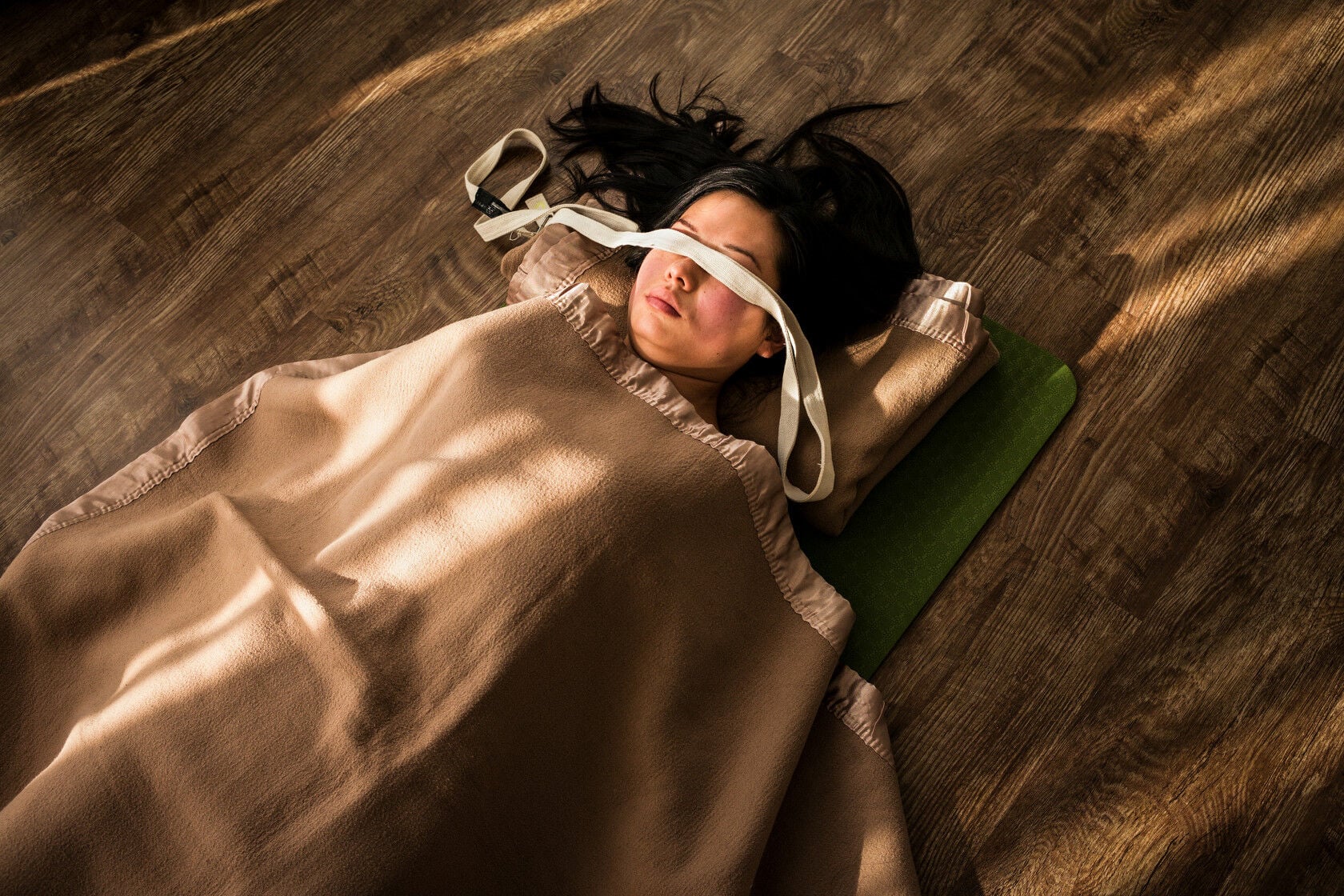 &laquo;Un yogi est allong&eacute; en shavasana au Yogi Yoga de P&eacute;kin. Le peuple chinois s'est engag&eacute; dans des pratiques corporelles pendant des si&egrave;cles, mais l'&Eacute;tat a &eacute;t&eacute; lent &agrave; adopter le yoga comme m&eacute;thode de r&eacute;alisation personnelle et de lib&eacute;ration, se m&eacute;fiant des activit&eacute;s qui pourraient miner l'ordre collectif. Aujourd'hui, la position officielle semble changer. Mohan Bhandari, le fondateur de Yogi Yoga, la cha&icirc;ne de studios la plus populaire de Chine, a d&eacute;clar&eacute; que la pratique du&nbsp;yoga y augmente de 20% par an.&raquo; 